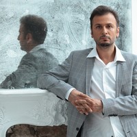 Торжественное рукопожатие двух музыкантов