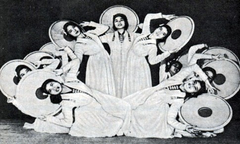 Вьетнамский танец со шляпами