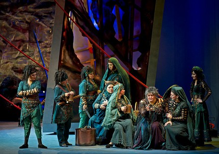 Сцена из спектакля. Азучена — Анастасия Бибичева. Фото — Василиса Феник