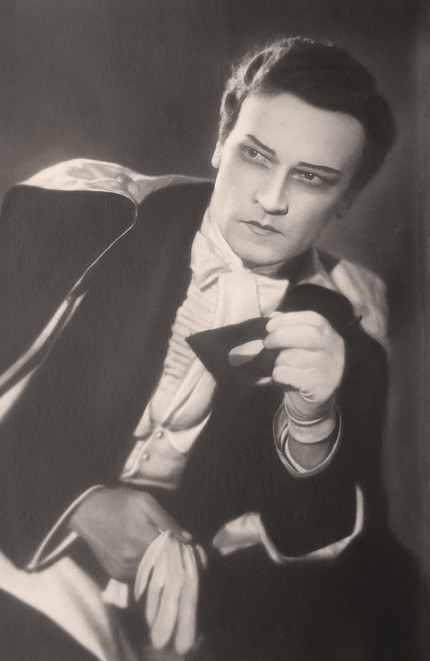 Анатолий Орфёнов в роли Альфреда