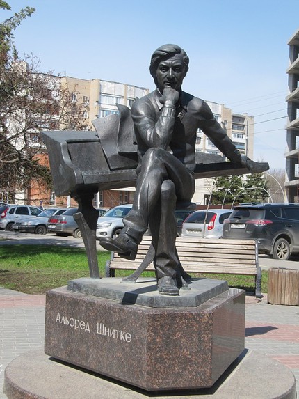 Памятник Альфреду Шнитке в городе Энгельс